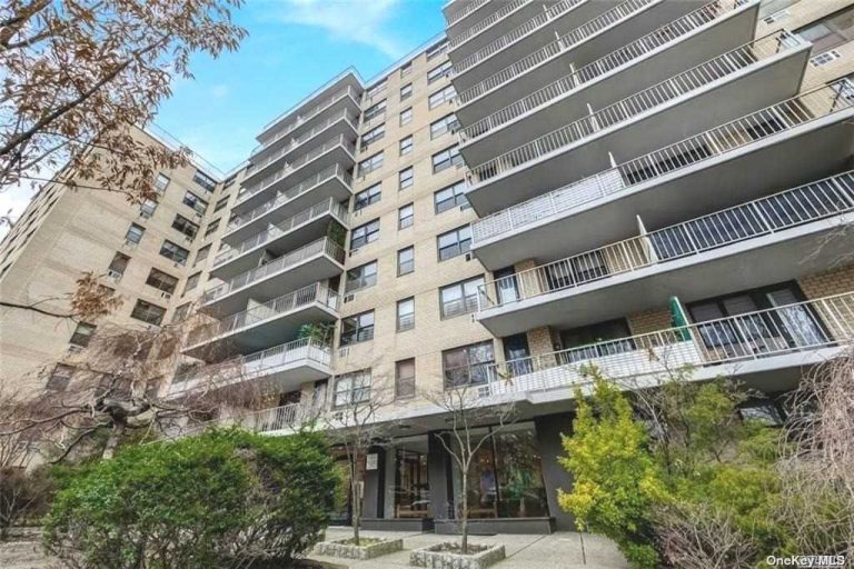 JUST SOLD 1 Bedroom Coop in Woodside in very good conditions Top