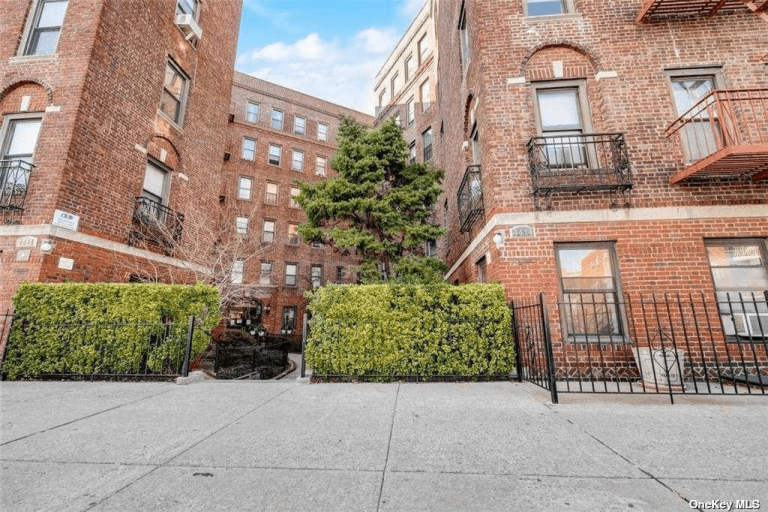 JUST SOLD Studio Coop in Astoria in good conditions Top Real Estate